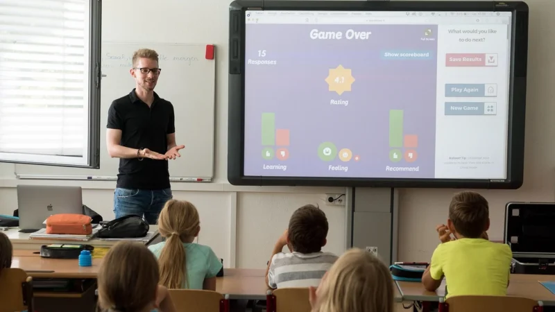 Tablica szkolna multimedialna — jak zmodernizować nauczanie